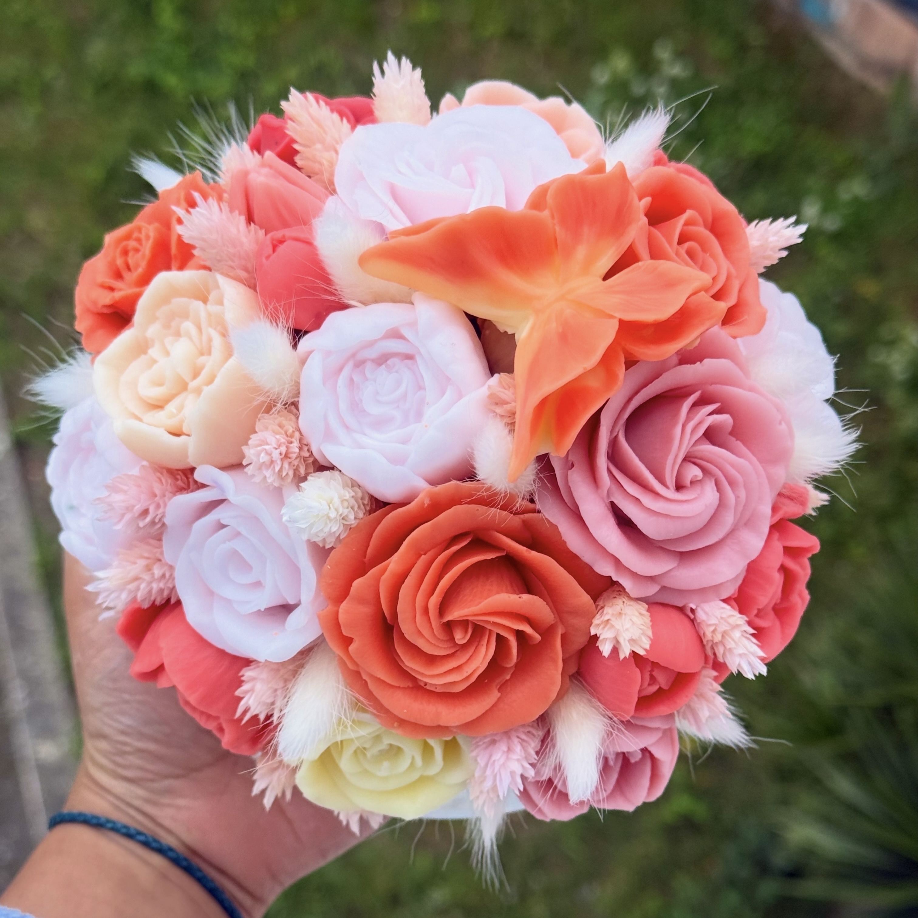 Detalhe floral artesanal Love Essences