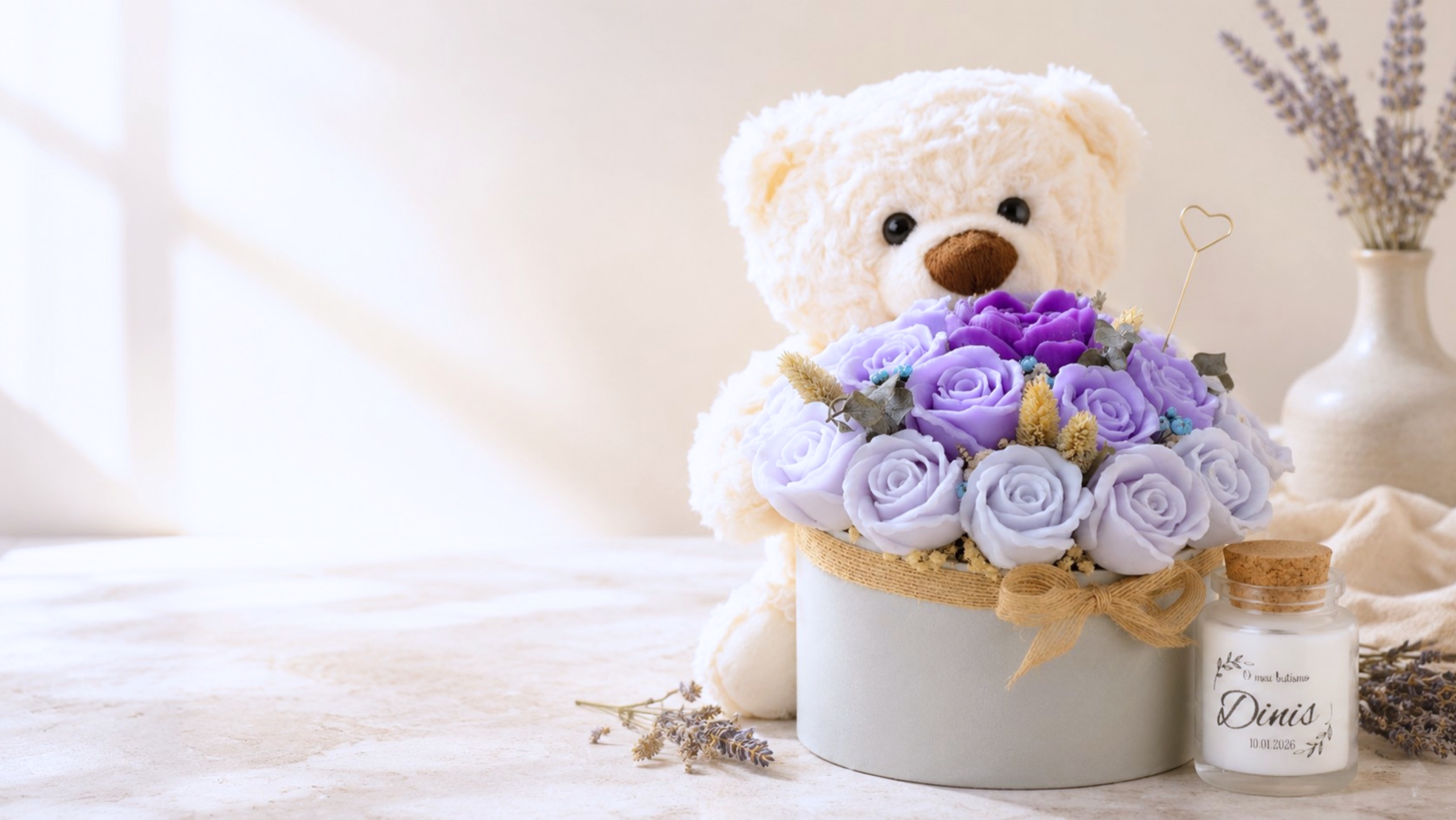 Urso com bouquet lilás e vela personalizada Love Essences